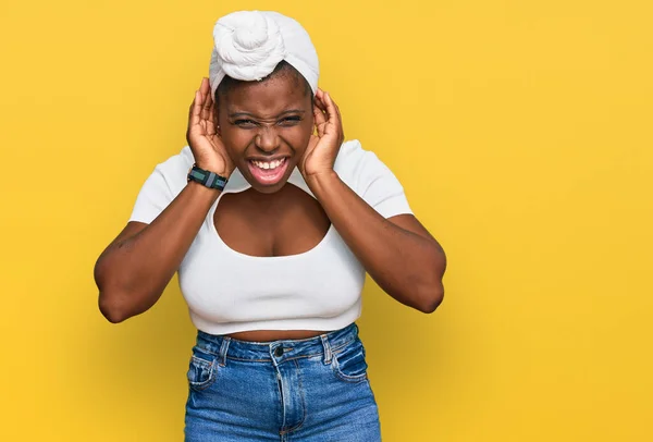 Giovane Donna Africana Con Turbante Che Indossa Turbante Capelli Sfondo — Foto Stock