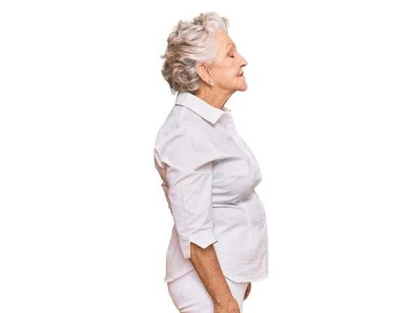 头发灰白的老年妇女身穿休闲装 面带微笑 自然轻松地摆姿势 — 图库照片