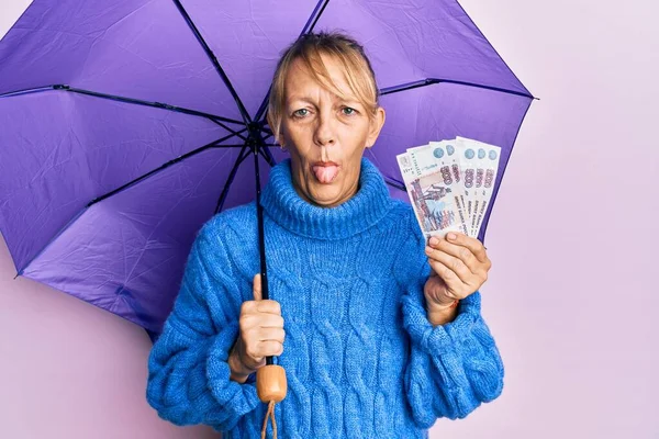 Femme Blonde Moyen Âge Tenant Parapluie Billets Banque Rouble Russe — Photo
