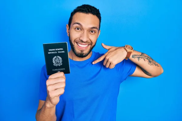 Homem Hispânico Com Barba Segurando Passaporte Itália Olhando Confiante Com — Fotografia de Stock