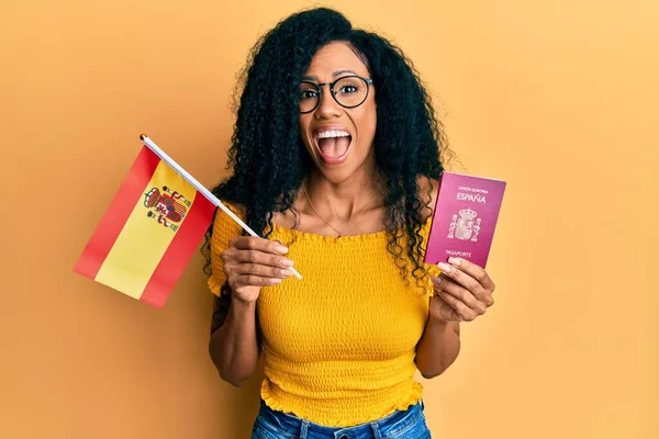Moyen Age Femme Afro Américaine Tenant Drapeau Espagne Passeport Célébrant — Photo