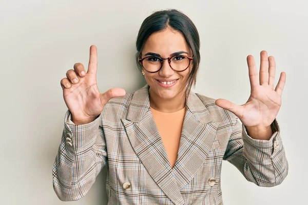Ceketi Gözlük Takan Genç Esmer Kadın Yedi Numaralı Parmaklarını Gösterip — Stok fotoğraf