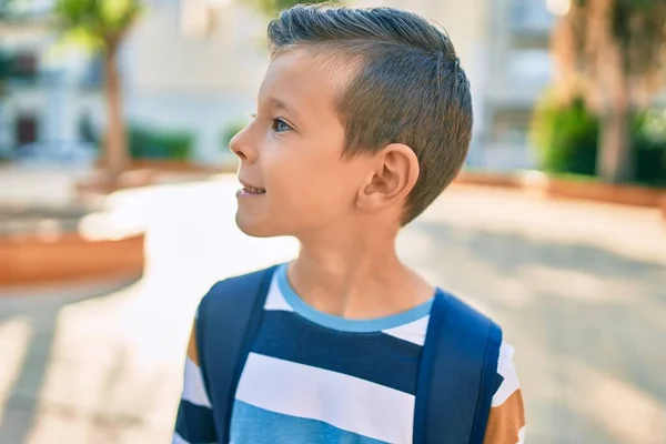 Дорогий Білий Студент Хлопчик Посміхається Щасливий Стоячи Парку — стокове фото