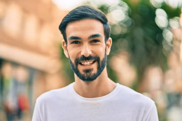 Joven Hispano Sonriendo Feliz Pie Ciudad —  Fotos de Stock