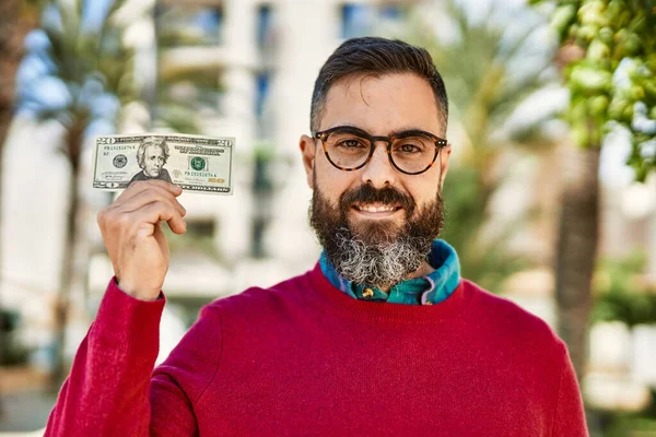 Young Hispanic Executive Man Smiling Happy Holding Dollars Banknote City — ストック写真