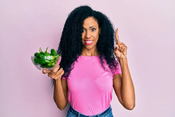 Mulher Afro Americana Meia Idade Segurando Pimenta Verde Sorrindo Com — Fotografia de Stock