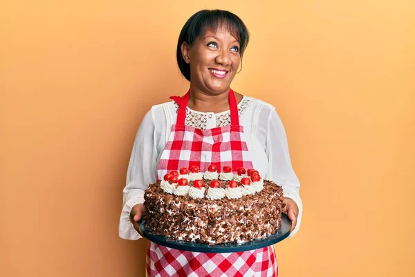 Afrykańska Kobieta Średnim Wieku Ubrana Fartuch Piekarski Trzymająca Domowe Ciasto — Zdjęcie stockowe