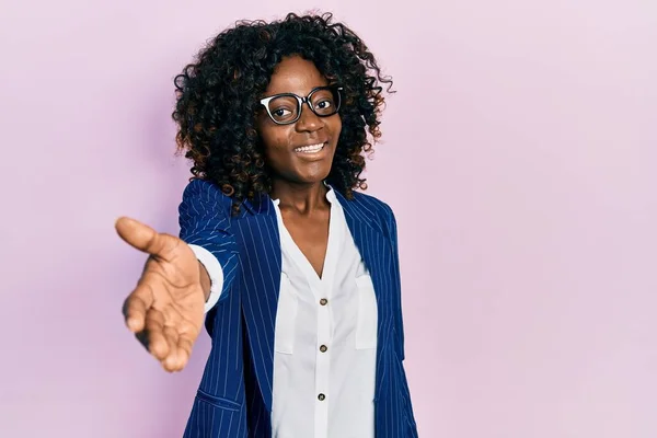 Молода Афроамериканка Одягнена Діловий Одяг Окуляри Посміхається Пропонуючи Долоні Допомогу — стокове фото