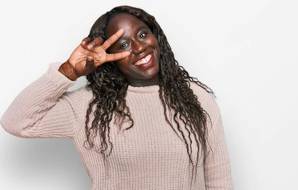 Mladá Africká Žena Nosí Vlněný Zimní Svetr Dělá Mír Symbol — Stock fotografie