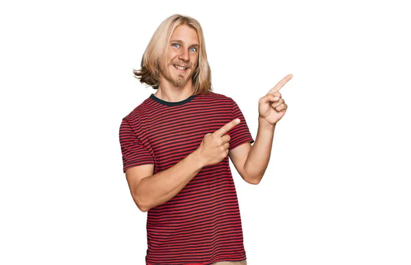 Kaukasischer Mann Mit Blonden Langen Haaren Trägt Lässig Gestreiftes Shirt — Stockfoto