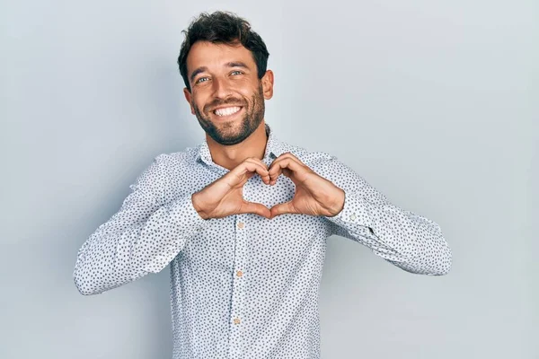 Homem Bonito Com Barba Vestindo Camisa Elegante Casual Sorrindo Amor — Fotografia de Stock