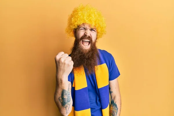 Homem Ruivo Com Barba Longa Futebol Hooligan Jogo Torcida Vestindo — Fotografia de Stock