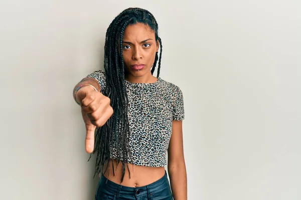 Африканская Американка Обычной Одежде Выглядит Несчастной Злой Демонстрируя Отказ Негатив — стоковое фото