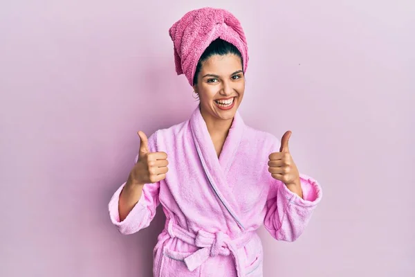 모자를 목욕하는 여성은 손으로 긍정적 행동을 손가락으로 웃으며 행복해 활기찬 — 스톡 사진