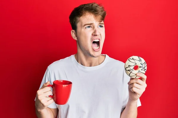 Giovane Uomo Caucasico Bere Una Tazza Caffè Croissant Arrabbiato Pazzo — Foto Stock