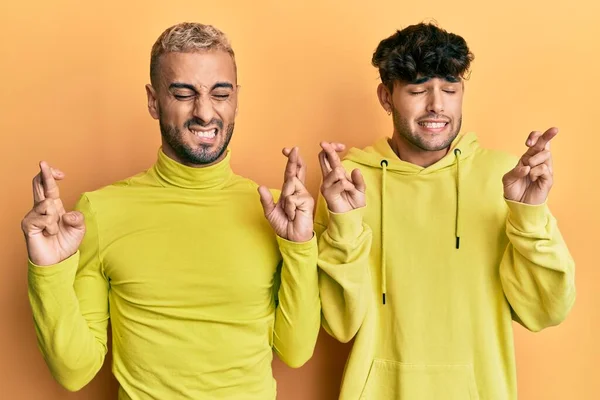 Homoseksüel Eşcinsel Çift Sarı Giysiler Içinde Umut Gözlerin Kapalı Gülümseyerek — Stok fotoğraf