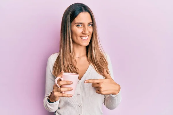 Μελαχρινή Νεαρή Γυναίκα Πίνοντας Ένα Φλιτζάνι Καφέ Χαμογελώντας Ευτυχισμένη Δείχνοντας — Φωτογραφία Αρχείου