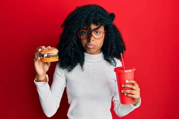 Африканська Американка Волоссям Афро Їдає Смачний Класичний Бургер Содову Депресію — стокове фото