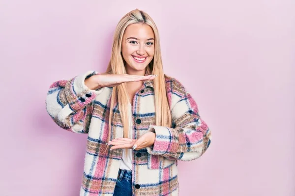 Menina Loira Jovem Vestindo Roupas Casuais Gestos Com Mãos Mostrando — Fotografia de Stock