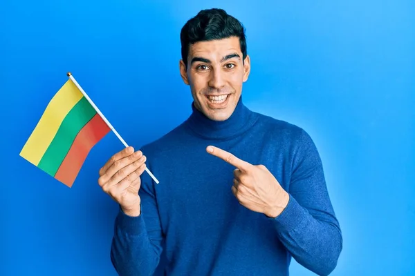 Knappe Spaanse Man Die Vlag Van Lithuania Vasthoudt Glimlachend Wijzend — Stockfoto