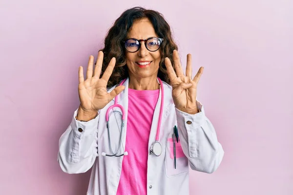 Donna Ispanica Mezza Età Che Indossa Uniforme Del Medico Gli — Foto Stock