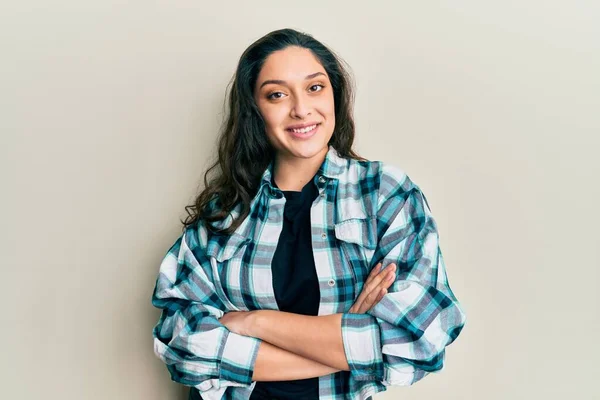 Bella Donna Mediorientale Indossa Abiti Casual Volto Felice Sorridente Con — Foto Stock