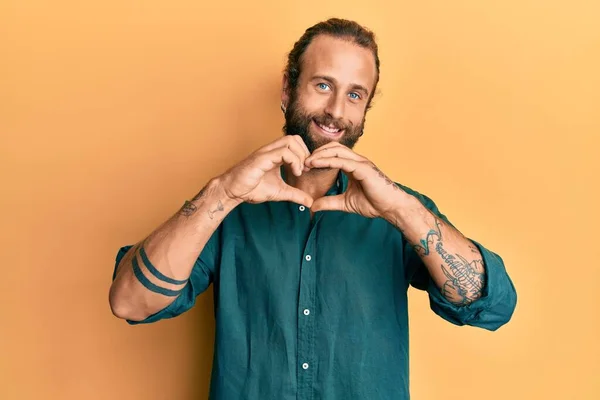 Homem Bonito Com Barba Cabelos Longos Vestindo Roupas Casuais Sorrindo — Fotografia de Stock