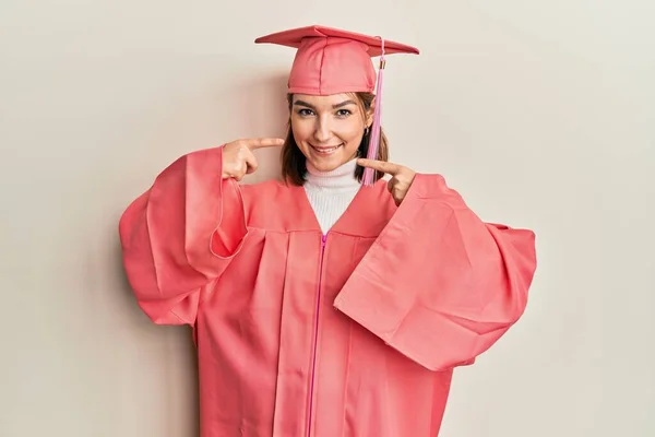 Ung Kaukasiska Kvinna Bär Examen Mössa Och Ceremoni Mantel Ler — Stockfoto