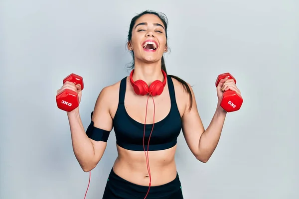 Menina Hispânica Jovem Vestindo Sportswear Usando Halteres Sorrindo Rindo Duro — Fotografia de Stock