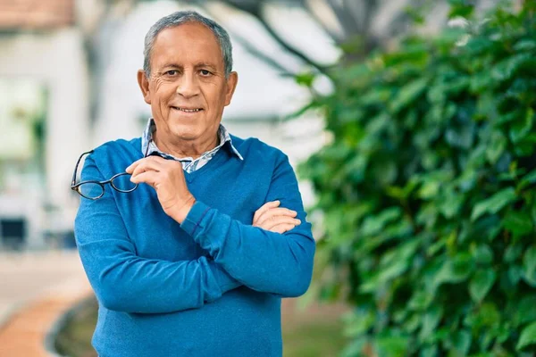 Sénior Homem Cabelos Grisalhos Com Braços Cruzados Sorrindo Feliz Cidade — Fotografia de Stock