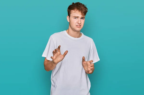 Jonge Blanke Man Met Casual Wit Shirt Walgde Van Uitdrukking — Stockfoto