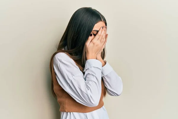 Mulher Jovem Morena Bonita Vestindo Roupas Casuais Com Expressão Triste — Fotografia de Stock