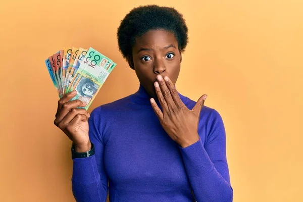 Молода Афро Американська Дівчина Яка Тримає Австраліанські Долари Закриваючи Рот — стокове фото