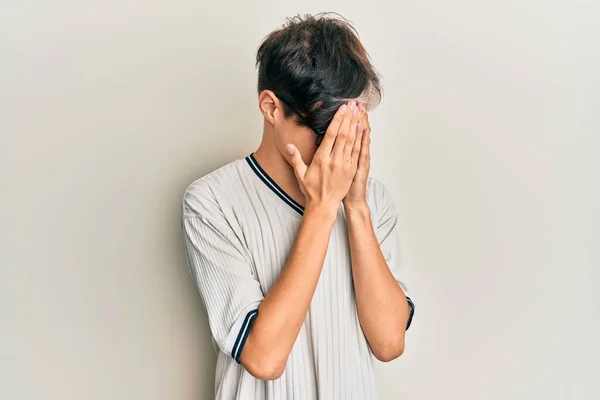 Jovem Hispânico Vestindo Roupas Casuais Óculos Com Expressão Triste Cobrindo — Fotografia de Stock