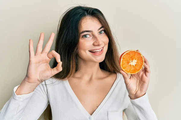 Giovane Donna Caucasica Possesso Fetta Fresca Arancia Facendo Segno Con — Foto Stock