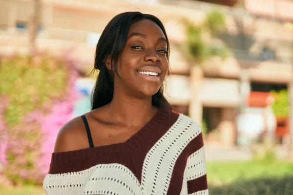 Junge Afroamerikanerin Lächelt Glücklich Park — Stockfoto