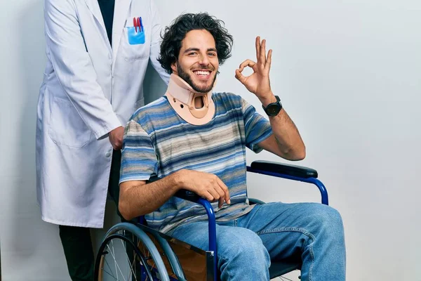 Bonito Homem Hispânico Sentado Cadeira Rodas Usando Gola Pescoço Sorrindo — Fotografia de Stock