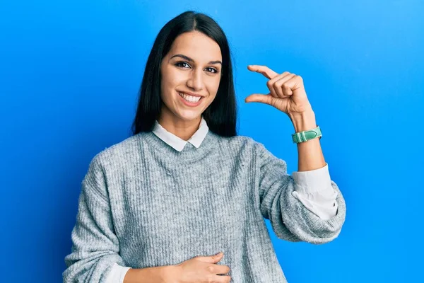 Mulher Hispânica Jovem Vestindo Roupas Casuais Sorrindo Gestos Confiantes Com — Fotografia de Stock