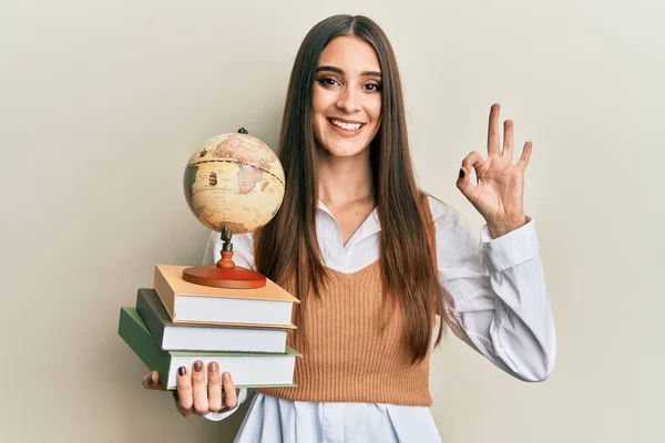 Linda Morena Jovem Segurando Pilha Livros Bola Mundo Vintage Fazendo — Fotografia de Stock