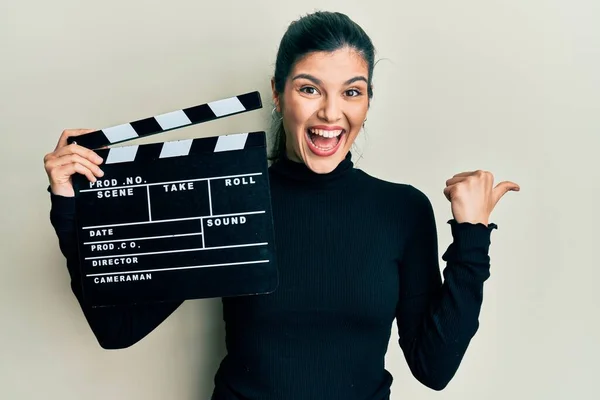 Ung Latinamerikansk Kvinna Håller Video Film Clapboard Pekar Tummen Upp — Stockfoto