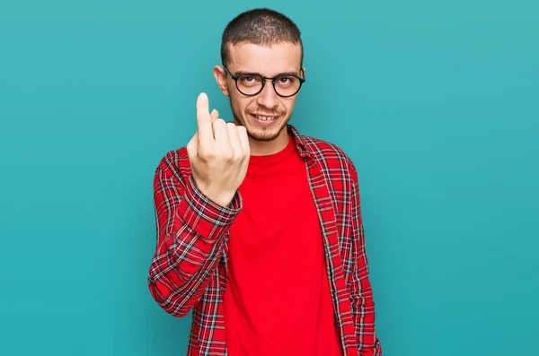 Spaanse Jongeman Casual Kleding Wenkend Komen Hier Gebaar Met Hand — Stockfoto