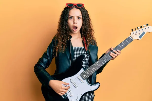 Adolescente Hispanique Fille Jouer Guitare Électrique Peur Choqué Avec Surprise — Photo