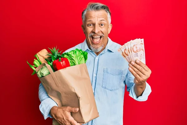 Hombre Pelo Gris Mediana Edad Sosteniendo Comestibles Billetes Dólar Singapur —  Fotos de Stock