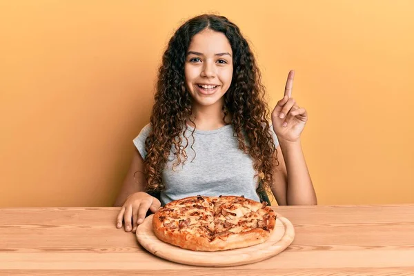 Ragazza Ispanica Adolescente Che Mangia Pizza Italiana Sorpresa Idea Una — Foto Stock