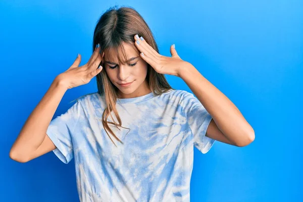 10代の白人の女の子の頭の上に手でカジュアルな服を着て 頭痛の種ので ストレス 片頭痛 — ストック写真