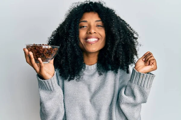 Afrikaans Amerikaanse Vrouw Met Afro Haar Houden Rozijnen Kom Schreeuwen — Stockfoto