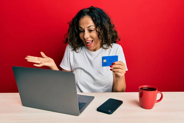 Beautiful Middle Age Woman Working Office Using Laptop Credit Card — Stock Photo, Image