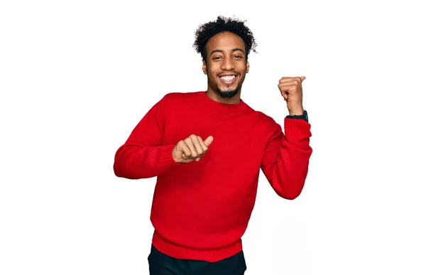 턱수염을 기르고 스웨터를 아프리카 미국인 남자가 엄지손가락을 자신감 미소를 있습니다 — 스톡 사진