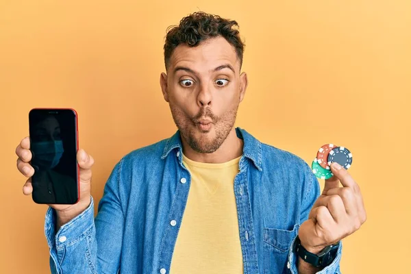 Jonge Spaanse Man Met Poker Chips Smartphone Met Een Blanco — Stockfoto