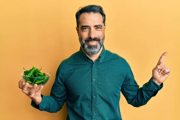Mann Mittleren Alters Mit Bart Und Grauen Haaren Grüne Äpfel — Stockfoto